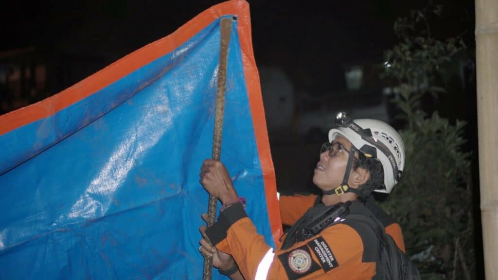 gempa bandung2 dompet dhuafa Taqi membantu para pengungsi mendirikan tenda darurat dari terpal sebagai tempat tidur sementara.