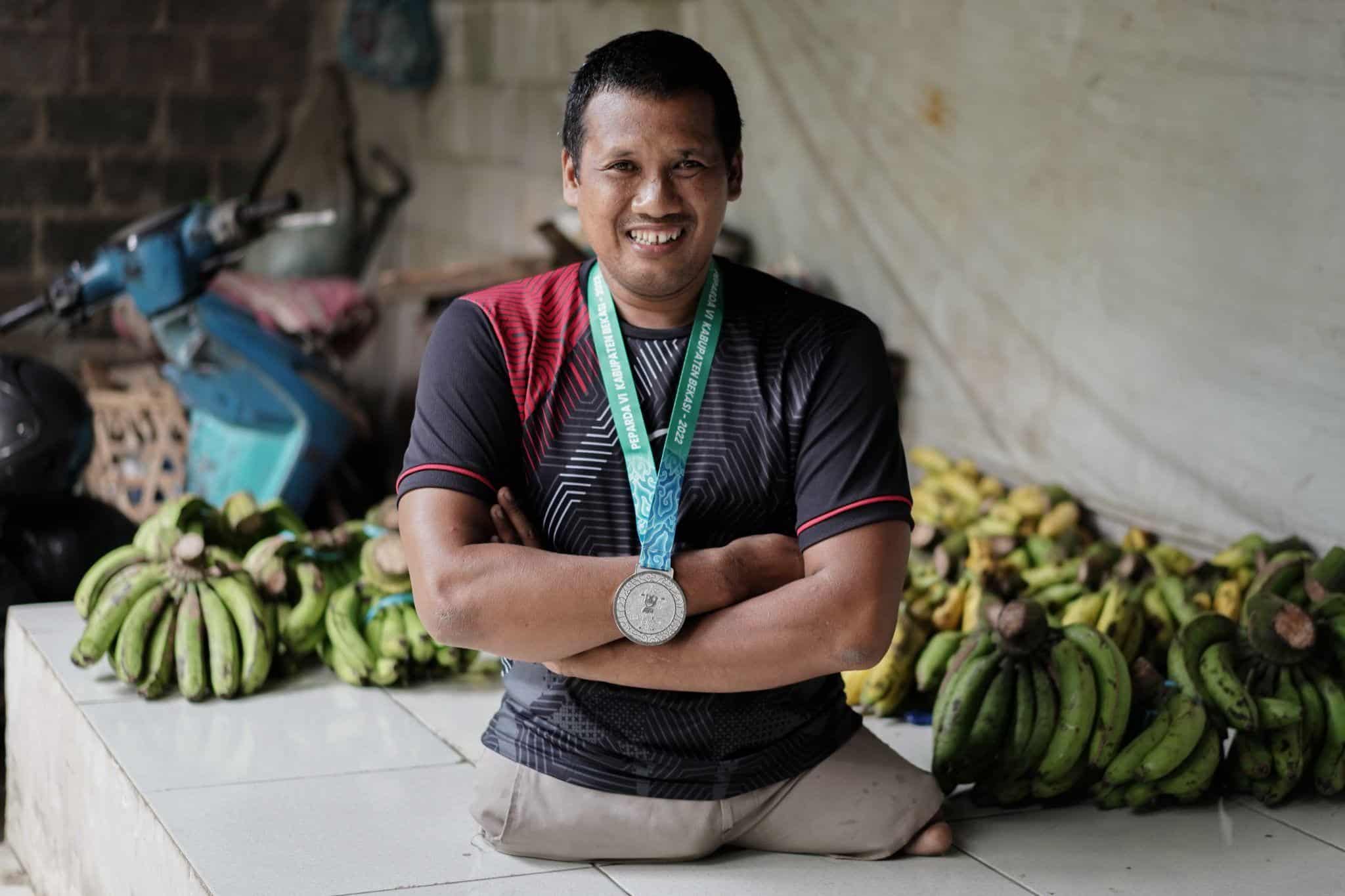 keluarga tangguh1 dompet dhuafa Kang Untung bersama medali perak yang berhasil ia raih pada Peparda VI tahun 2022 di Bekasi.