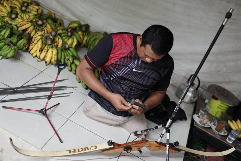 keluarga tangguh11 dompet dhuafa Kang Untung bersama medali perak yang berhasil ia raih pada Peparda VI tahun 2022 di Bekasi.