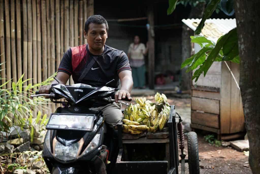 keluarga tangguh6 dompet dhuafa Kang untung beranjak dari rumah membawa puluhan sisir pisang untuk didagangkan keliling beberapa kampung.