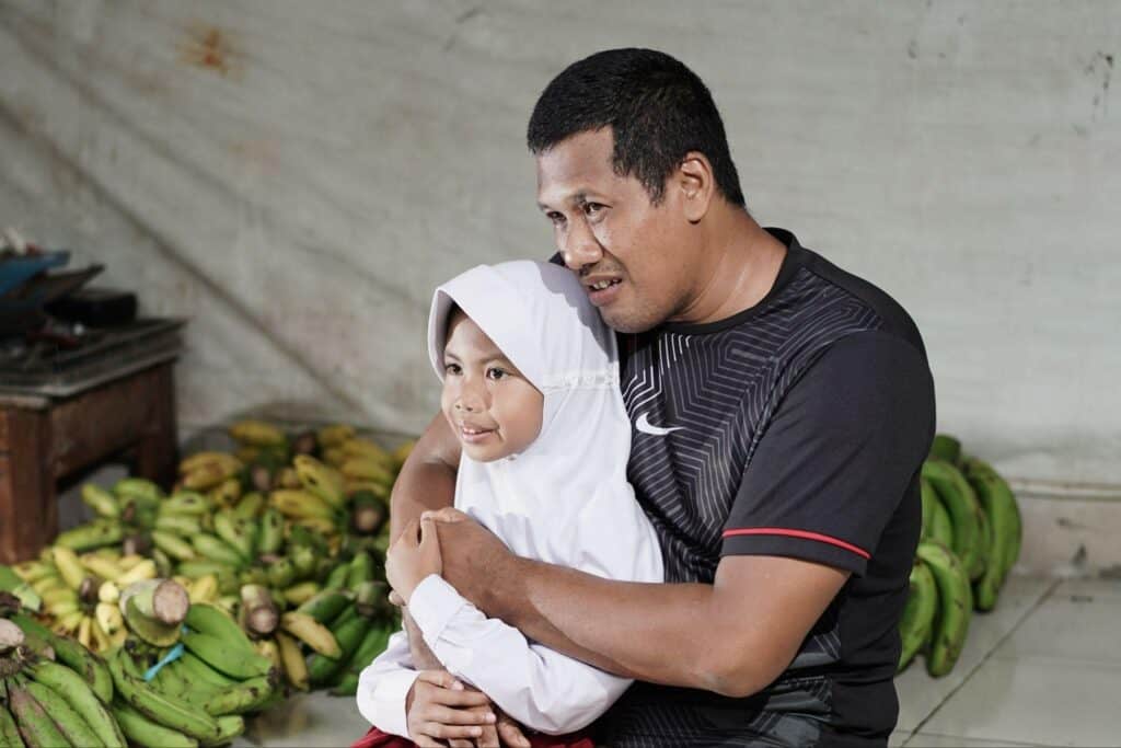 keluarga tangguh7 dompet dhuafa Kang Untung bersama salah satu anak perempuannya.