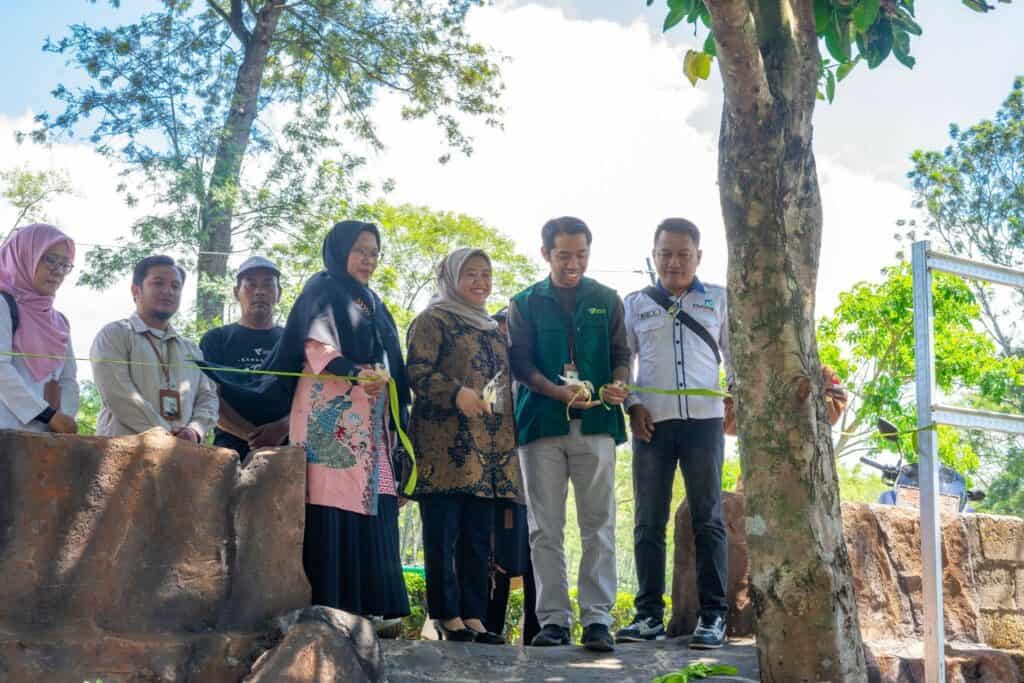 lebah madu malang2 dompet dhuafa Uji coba alat ekstraktor madu yang menjadi salah satu bentuk bantuan dari Dompet Dhuafa dan ROIS OJK.