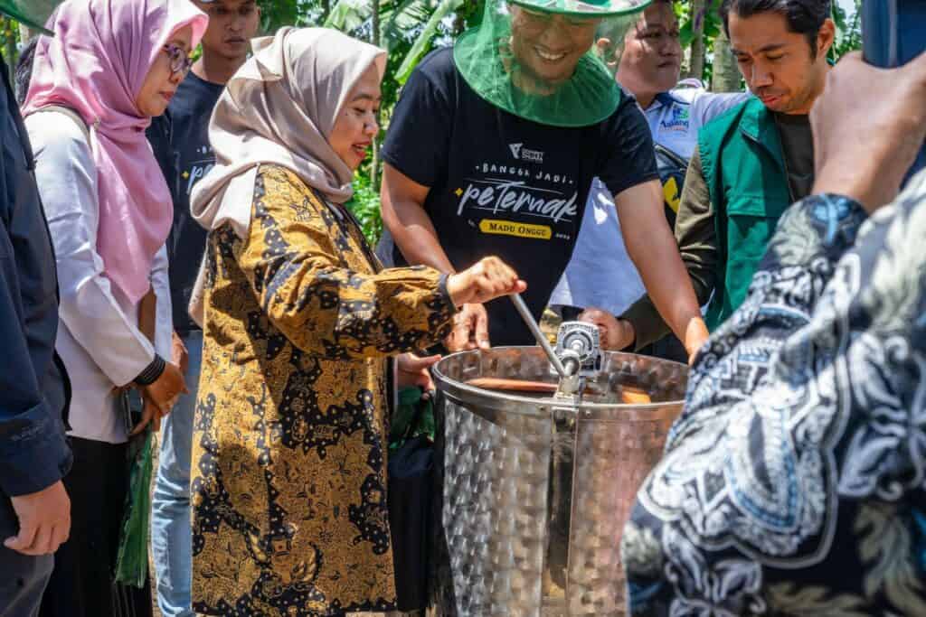 lebah madu malang4 dompet dhuafa Peresmian Kawasan Lebah Madu ditandai dengan aksi pemotongan pita oleh Udhi Tri Kurniawan, dan Erna Tigayanti.