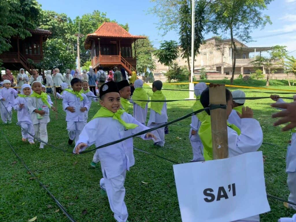 manasik haji2 dompet dhuafa Ratusan anak usia dini antusias mengikuti Peragaan Manasik Haji yang berlangsung di Kawasan Zona Madina Dompet Dhuafa, Parung, pada Kamis (26/09/2024). Semangat si kecil berlarian seperti melakukan prosesi sa'i.