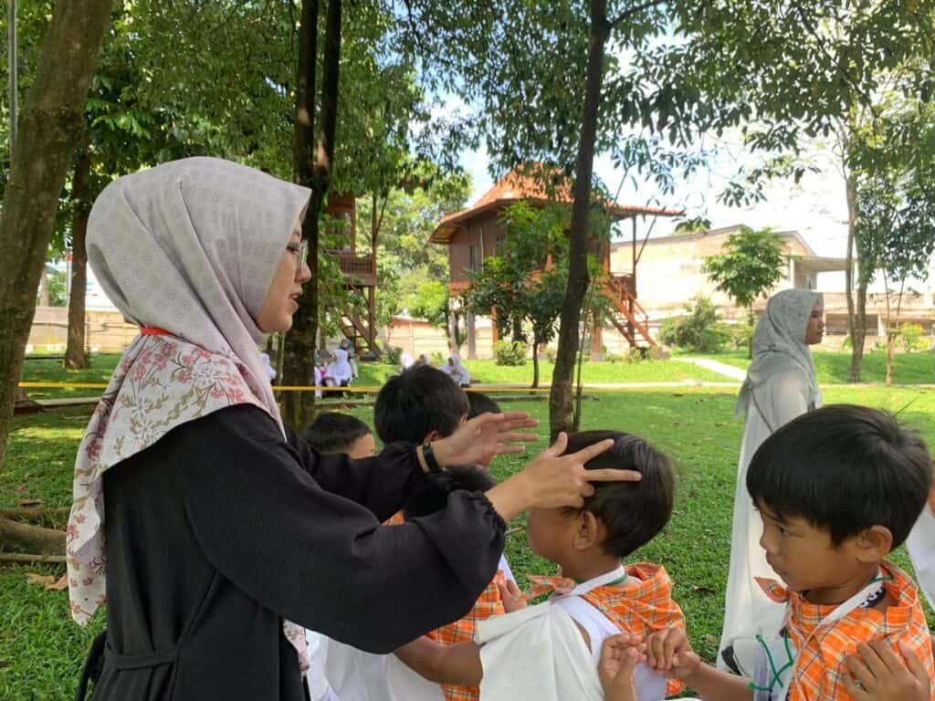 manasik haji3 dompet dhuafa Peserta Manasik Haji dari TK Al Kautsar Gunung Sindur sedang melakukan simulasi tahalul.