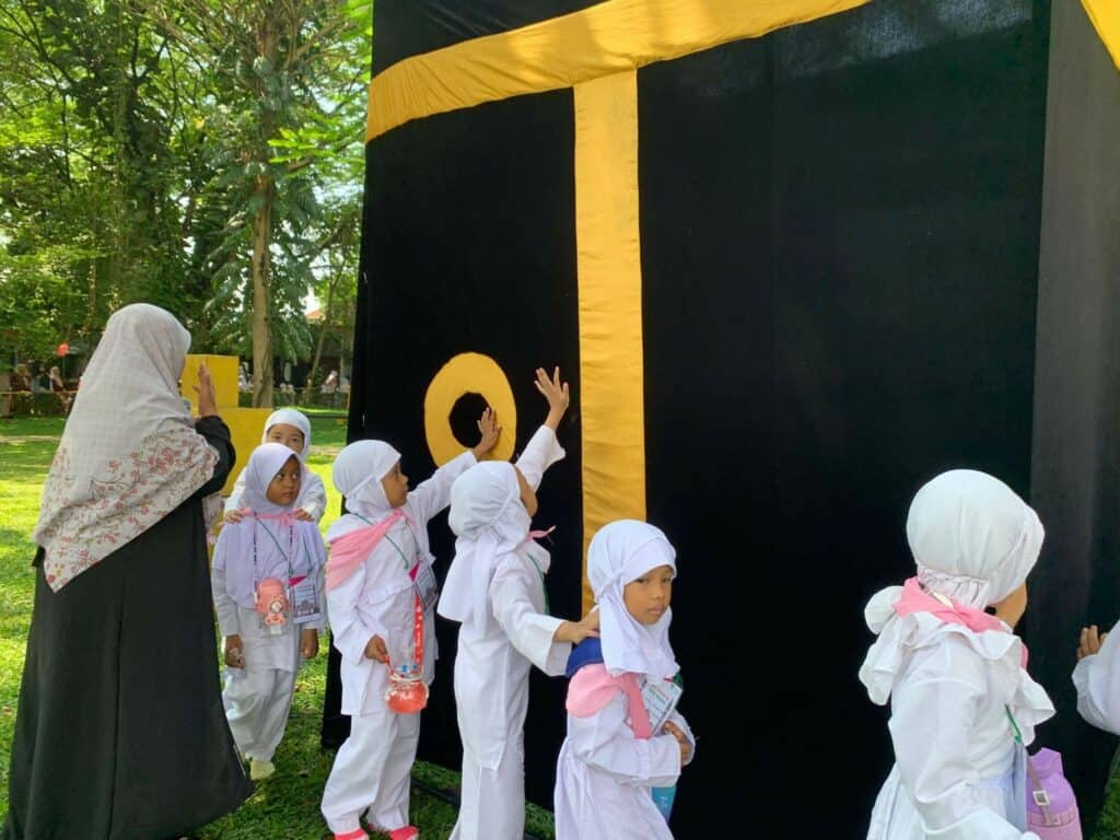 manasik haji4 dompet dhuafa Panitia (kiri) menuntun peserta Manasik Haji memutari miniatur Ka’bah sambil menyentuh hajar aswad.
