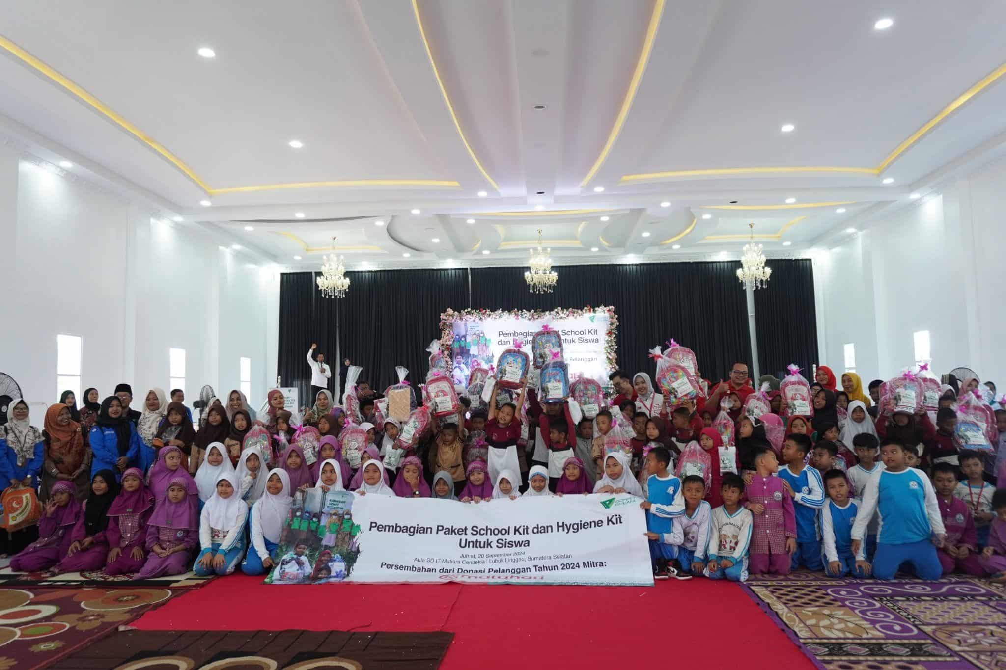 matahari1 dompet dhuafa Foto bersama 10 orang siswa perwakilan penerima manfaat bersama Tim Matahari Lubuk Linggau, Dompet Dhuafa, dan Manajemen SIT Mutiara Cendekia di Mutiara Cendekia Convention Hall, Jumat (20/09/2024).