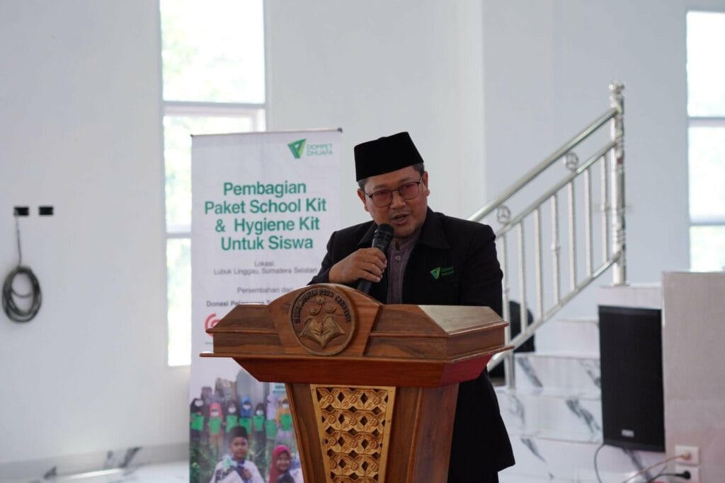 matahari11 dompet dhuafa Dokumentasi simbolis pemberian Paket Bantuan School Kit dan Hygiene Kit kepada siswa oleh Ibu Dian Sukma Riany selaku Partnership Dompet Dhuafa di Mutiara Cendekia Convention Hall, Jumat, 20 September 2024.