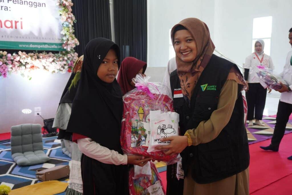matahari12 dompet dhuafa Penyerahan secara simbolis Paket Bantuan School Kit dan Hygiene Kit kepada siswa oleh Dian Sukma Riany selaku Partnership Dompet Dhuafa di Mutiara Cendekia Convention Hall, Jumat (20/09/2024).