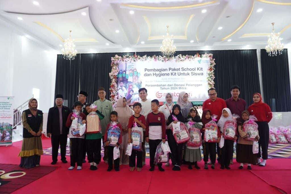 matahari2 dompet dhuafa Foto bersama 10 orang siswa perwakilan penerima manfaat bersama Tim Matahari Lubuk Linggau, Dompet Dhuafa, dan Manajemen SIT Mutiara Cendekia di Mutiara Cendekia Convention Hall, Jumat (20/09/2024).