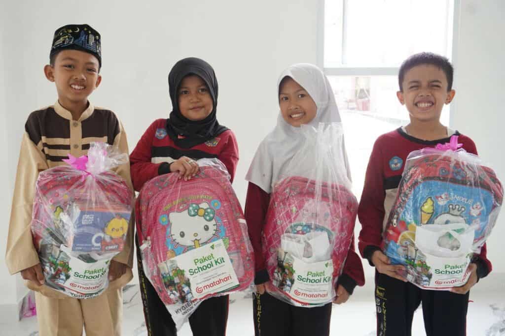 matahari3 dompet dhuafa Siswa-siswi SD penerima manfaat berbahagia saat mendapatkan bantuan dari Matahari.