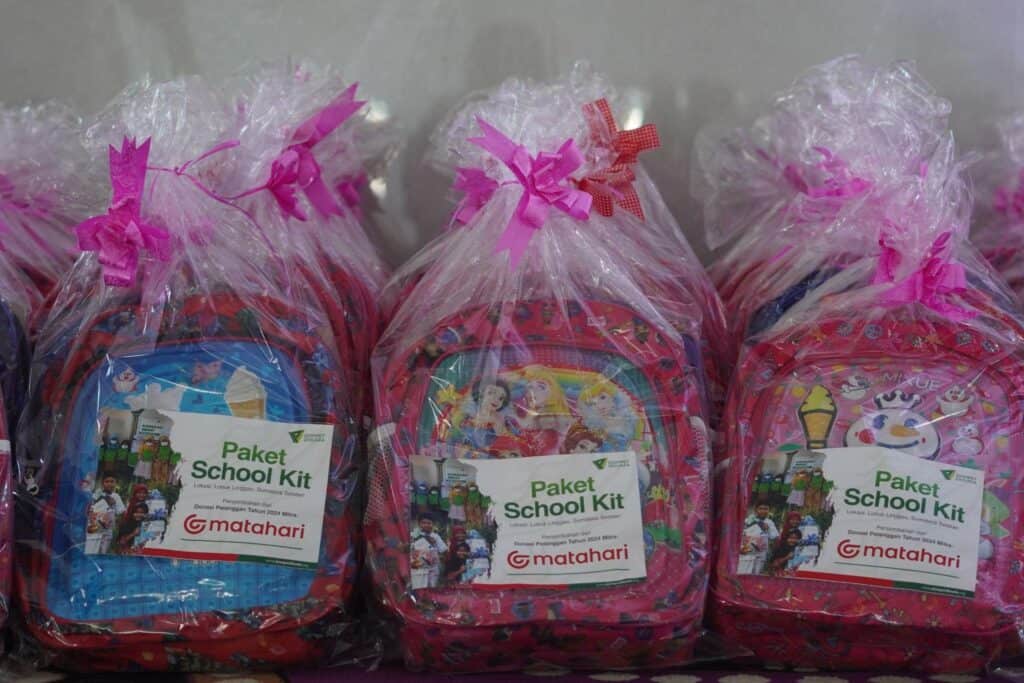 matahari4 dompet dhuafa Paket School Kit dari Matahari Departement Store.