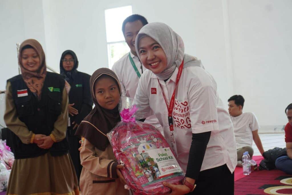 matahari7 dompet dhuafa Penyerahan simbolis Paket Bantuan School KIt dan Hygiene Kit kepada siswa oleh Henny selaku Store Manager Matahari Lubuk Linggau.