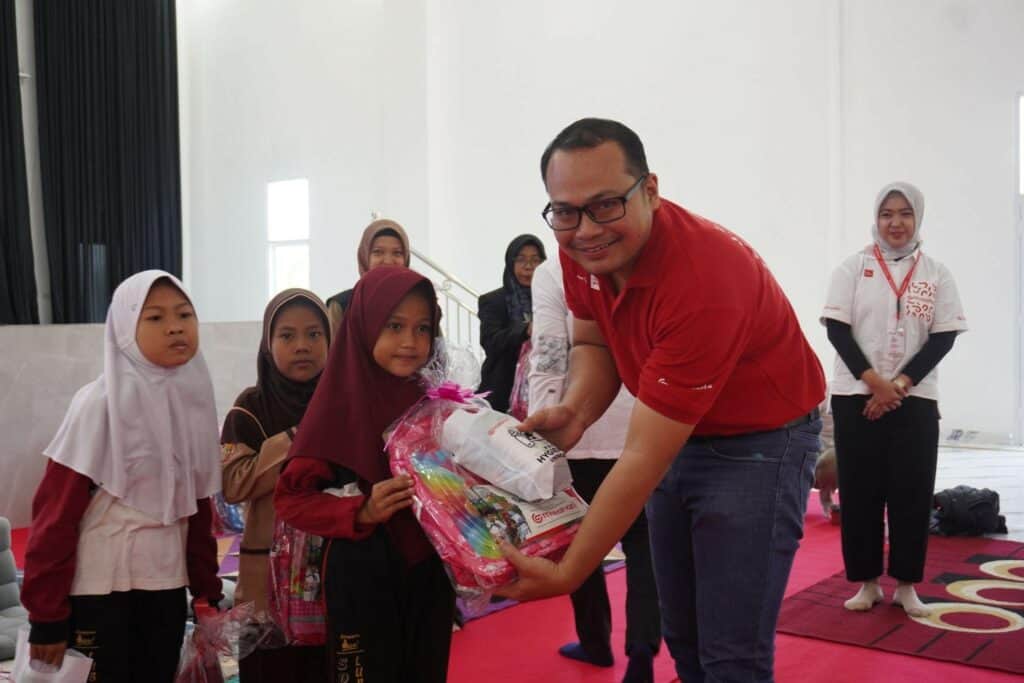 matahari8 dompet dhuafa Peynerahan simbolis Paket Bantuan School KIt dan Hygiene Kit kepada siswa oleh Bernard (SPV Personalia Matahari Lubuk Linggau).
