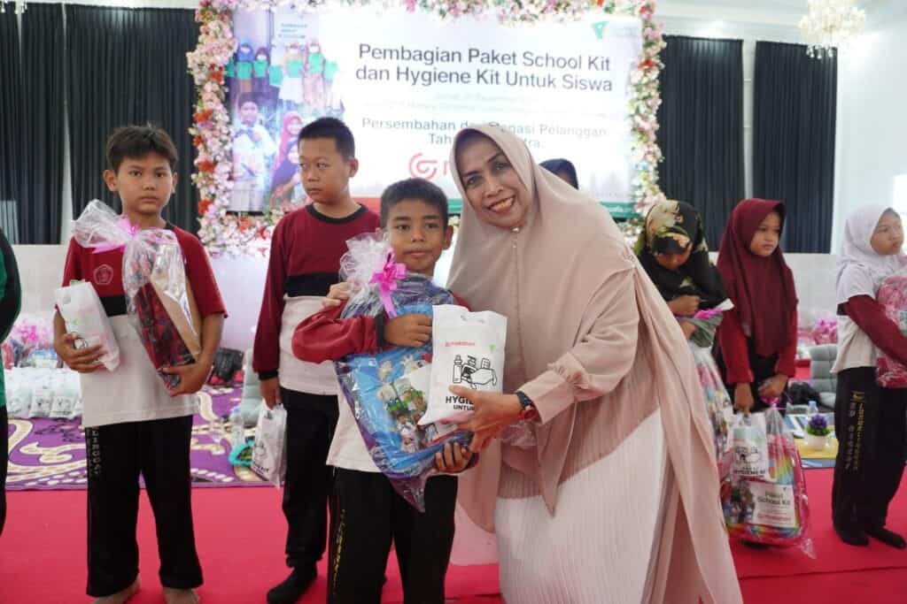 matahari9 dompet dhuafa Penyerahan simbolis Paket Bantuan School KIt dan Hygiene Kit kepada siswa oleh Dra. Hj. Retno Trapsilowati (Oma Retno) selaku Ketua Yayasan.
