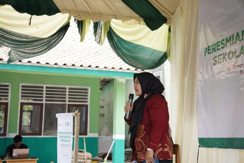 Perwakilan Mutiara Harapan Islamic School memberi sambutan pada peresmian renovasi gedung sekolah MI Amarullah Pandeglang, Rabu (28/08/2024).