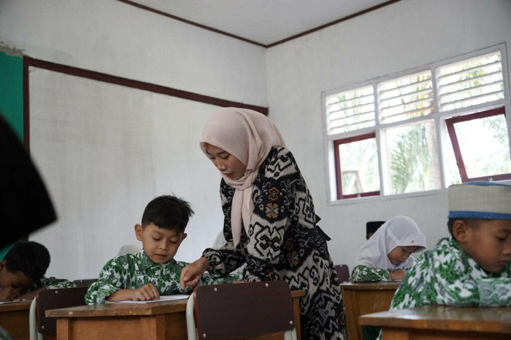 Aktivitas belajar-mengajar di ruang pasca renovasi gedung sekolah MI Amrullah Pandeglang, Rabu (28/08/2024).