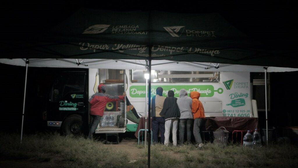 minuman hangat untuk penyintas gempa bandung2 dompet dhuafa Suasana Dapur Keliling LPM Dompet Dhuafa di Posko Pengungsian Lapangsari, Desa Cibeureum, Kecamatan Kertasari pada Kamis (20/09/2024) malam.