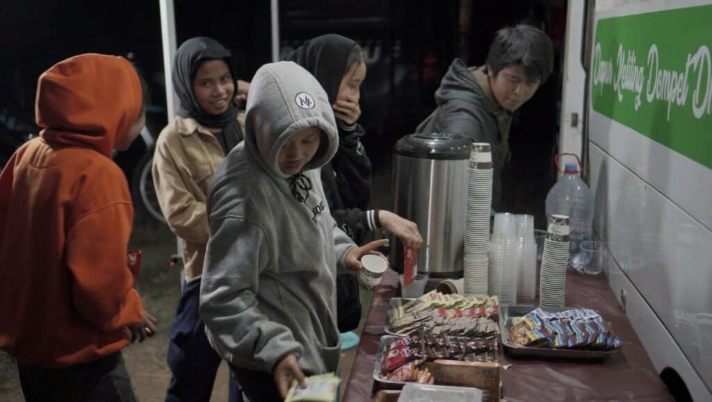 minuman hangat untuk penyintas gempa bandung3 dompet dhuafa Suasana Dapur Keliling LPM Dompet Dhuafa di Posko Pengungsian Lapangsari, Desa Cibeureum, Kecamatan Kertasari pada Kamis (19/09/2024) malam.