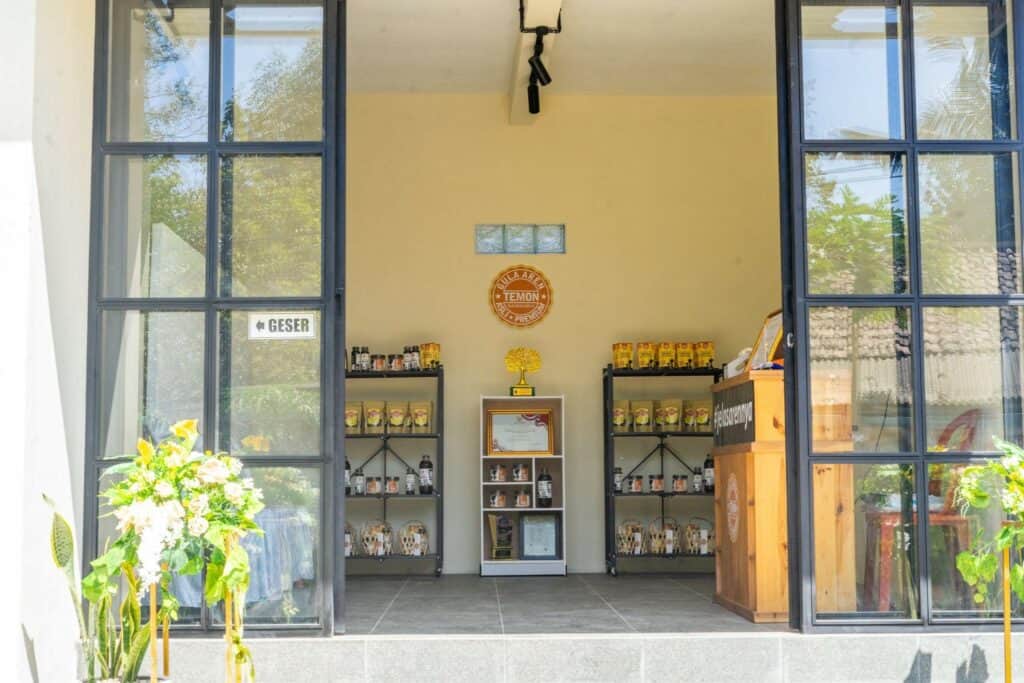pemberdayaan umkm3 dompet dhuafa Nampak dari pintu depan Rumah Pemberdayaan Dompet Dhuafa di Desa Temon, Kecamatan Arjosari, Kabupaten Pacitan.