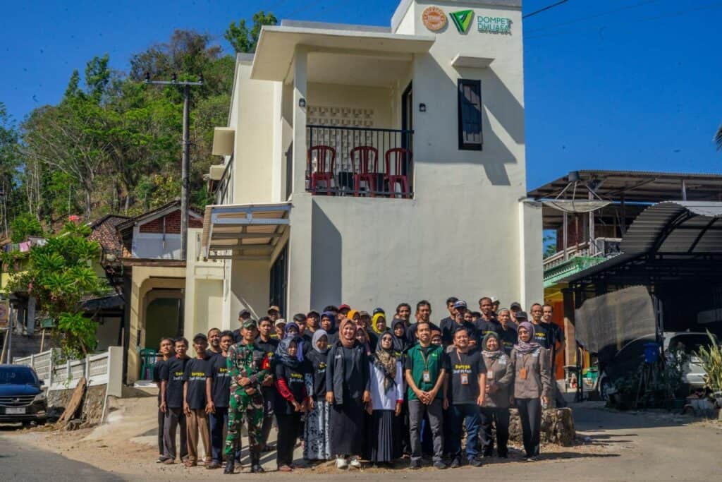 pemberdayaan umkm4 dompet dhuafa Tim Dompet Dhuafa bersama Gula Aren Temon dan Kelompok Tani Hutan Lestari di samping Rumah Pemberdayaan Dompet Dhuafa di Desa Temon, Kecamatan Arjosari, Kabupaten Pacitan.