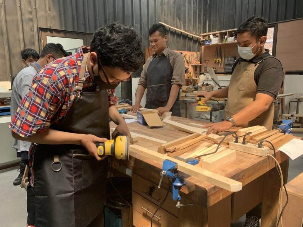 pemberdayaan ekonomi berkelanjutan3 dompet dhuafa Salah satu program pemberdayaan di bidang ekonomi, Institut Kemandirian yang menghadirkan kelas makerspace untuk para penerima manfaat.