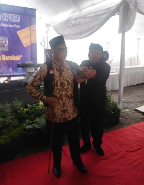program kampung bebas rentenir dan pinjol 1 dompet dhuafa Irjen Pol (Pur) Taufiequrrahman Ruki memakaikan pakaian Jawara kepada Parni Hadi sebagai tanda bahwa Parni Hadi dinobatkan sebagai Urang Banten.