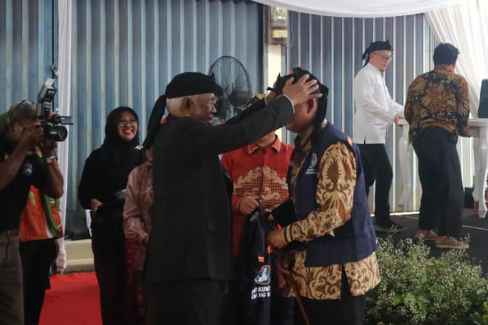 program kampung bebas rentenir dan pinjol 2 dompet dhuafa Irjen Pol (Pur) Taufiequrrahman Ruki memakaikan pakaian Jawara kepada Parni Hadi sebagai tanda bahwa Parni Hadi dinobatkan sebagai Urang Banten.