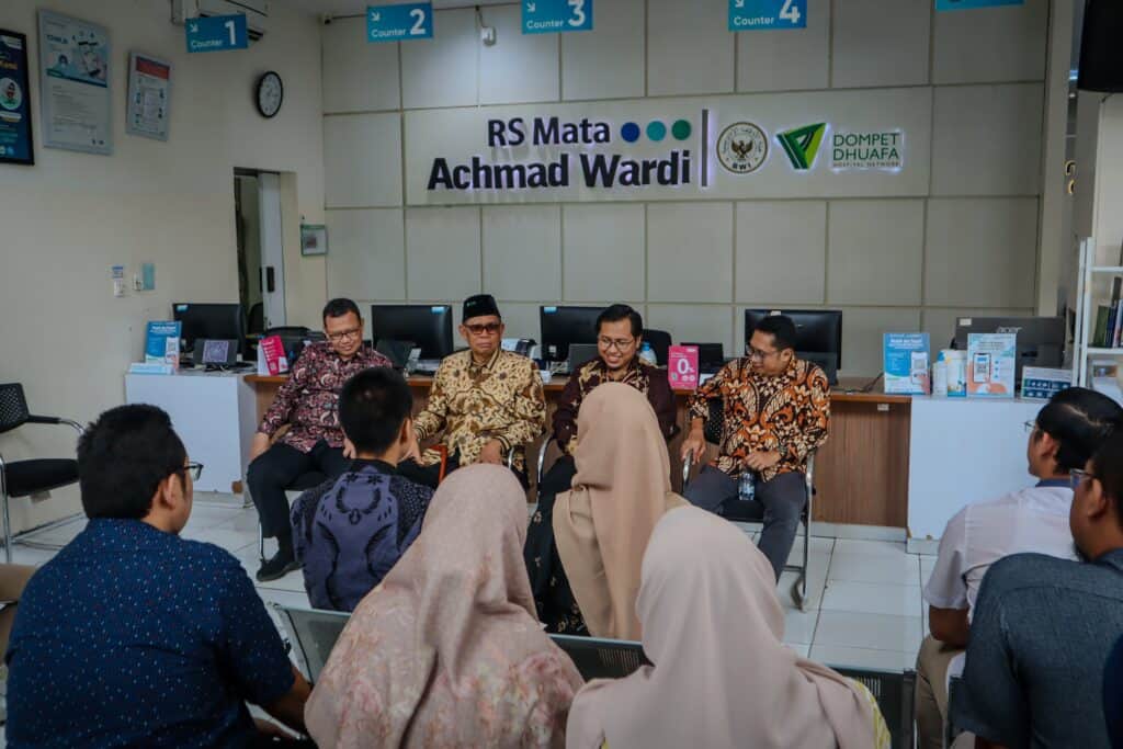 rs mata achmad wardi 1 dompet dhuafa Ketua Pembina Yayasan Dompet Dhuafa Republika, Parni Hadi, dan Ketua Pengurus, Ahmad Juwaini, melakukan lawatan ke RS Mata Achmad Wardi Dompet Dhuafa di Serang, Banten.
