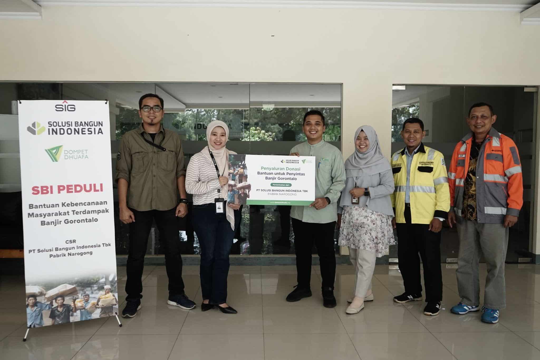 sbi peduli1 dompet dhuafa Serah terima bantuan kemanusiaan dari PT SBI Peduli (kiri) kepada Dompet Dhuafa (kanan) pada Selasa (27/08/2024) di kawasan PT SBI, Kabupaten Bogor.