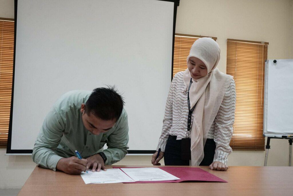 sbi peduli6 dompet dhuafa Simbol wujud nyata peduli kemanusiaan, Dompet Dhuafa (kiri) dan PT SBI (kanan) melakukan penandatanganan kerjasama kebaikan pada Selasa (27/08/2024) di kawasan PT SBI di Kabupaten Bogor.