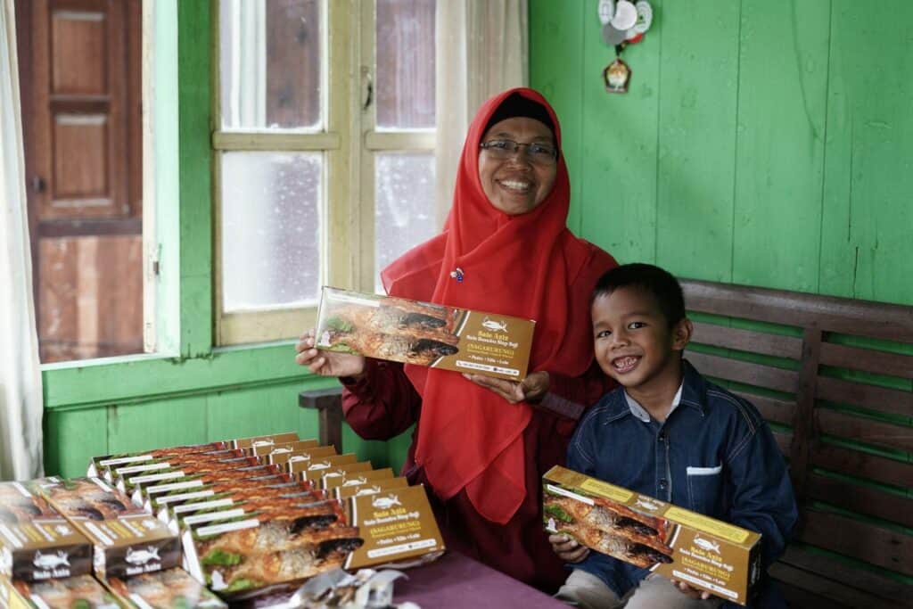sale ikan10 dompet dhuafa Azizah bersama anak bungsunya, Muhammad Aziz (6), melakukan pengemasan sale ikan.