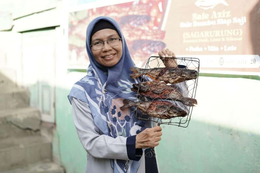 sale ikan2 dompet dhuafa Azizah dengan sale ikan patin yang baru saja selesai diasap.
