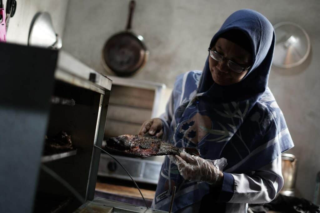 sale ikan4 dompet dhuafa Proses pengasapan ikan patin.