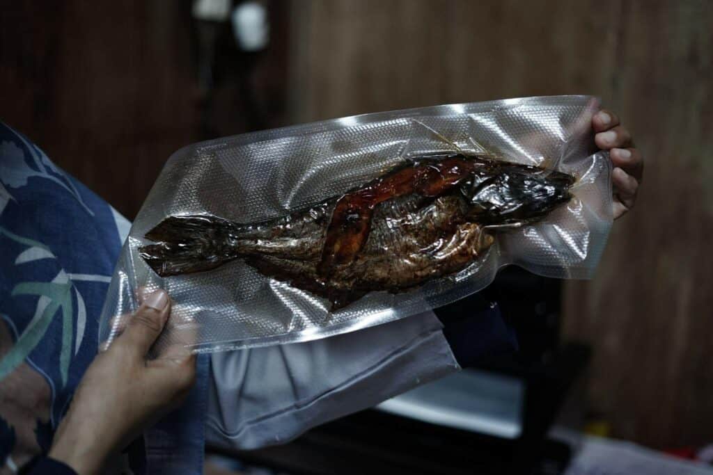 sale ikan7 dompet dhuafa Sale ikan yang sudah diasap dan divakum siap untuk dikemas dan diperjual-belikan.