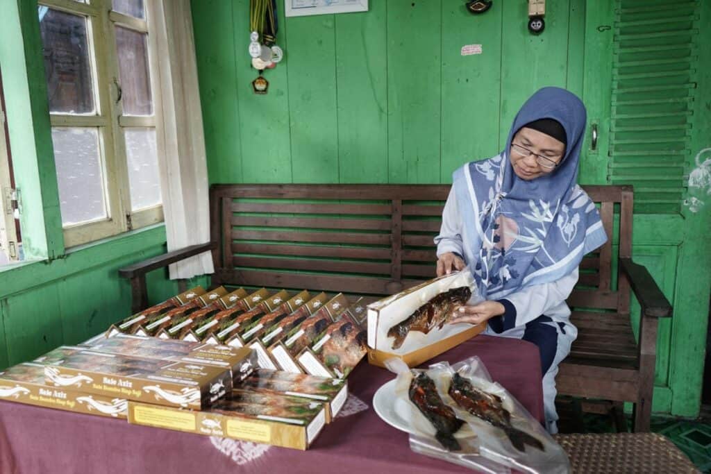 sale ikan9 dompet dhuafa Proses Azizah melakukan pengemasan sale ikan.