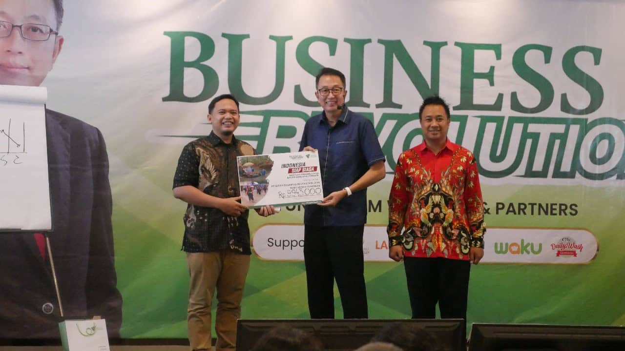 Peserta seminar TDW Resource (kiri), Dimas Muttakhin (tengah) dan Tung Desem Waringin (kanan) saat melangsungkan inisiasi kebaikan bantuan untuk korban banjir bandang Ternate pada sebuah seminar bertajuk ‘Business Revolution 2024’, Sabtu (31/08/2024).