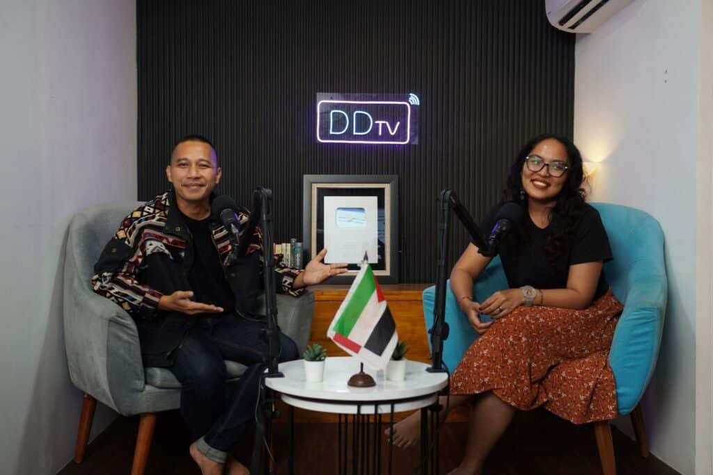 tanah yang terpenjara3 dompet dhuafa Dompet Dhuafa mewawancarai Produser Tanah Yang Terpenjara, sebuah teater musikal yang dipersembahkan untuk mendukung kebebasan Palestina.