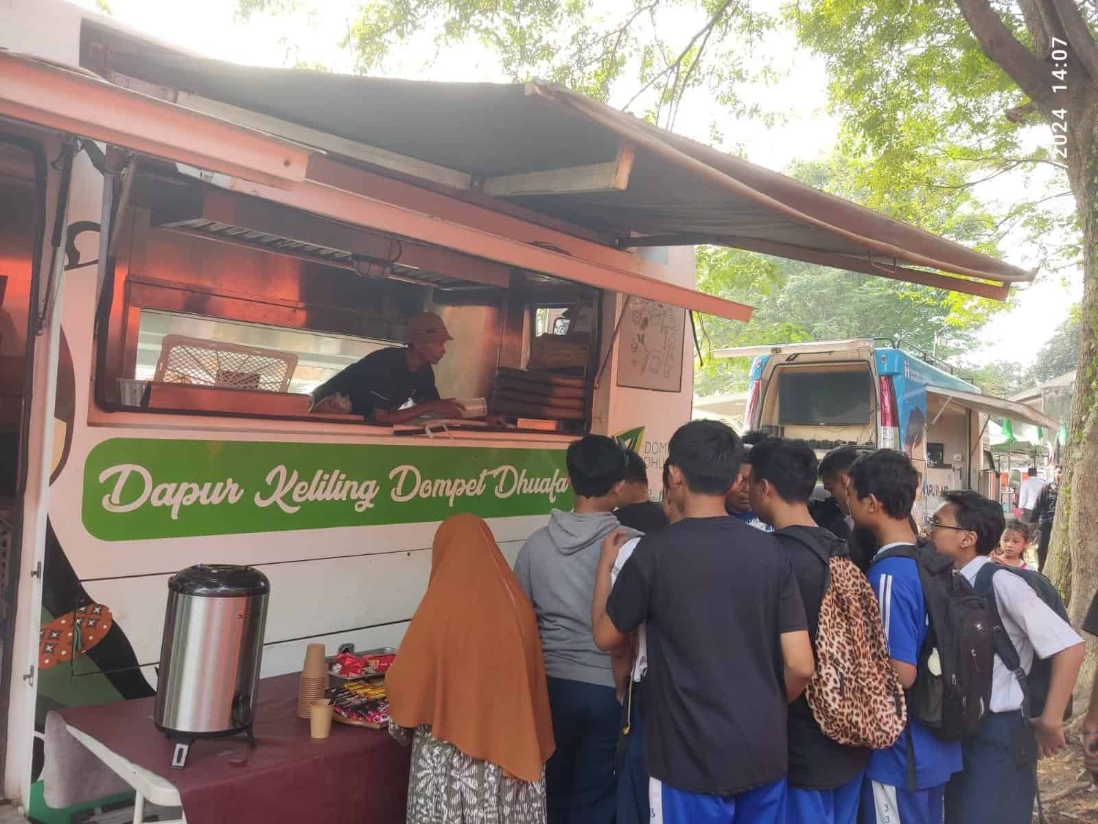 dapur keliling untuk penyintas kebakaran manggarai1 dompet dhuafa Warga mengantre kudapan dari Dapur Keliling yang hadir di Bali Matraman, Manggarai, Jakarta Selatan, Kamis (22/8/2024).