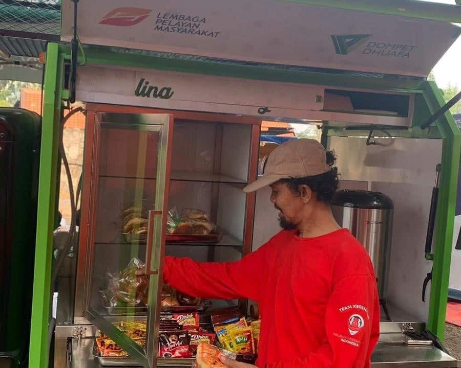 dapur keliling untuk penyintas kebakaran manggarai3 dompet dhuafa Warga menyambangi Dapur Keliling LPM Dompet Dhuafa di lokasi posko utama kebakaran Kampung Bali Matraman, Manggarai, Jakarta Selatan, Kamis (22/8/2024).