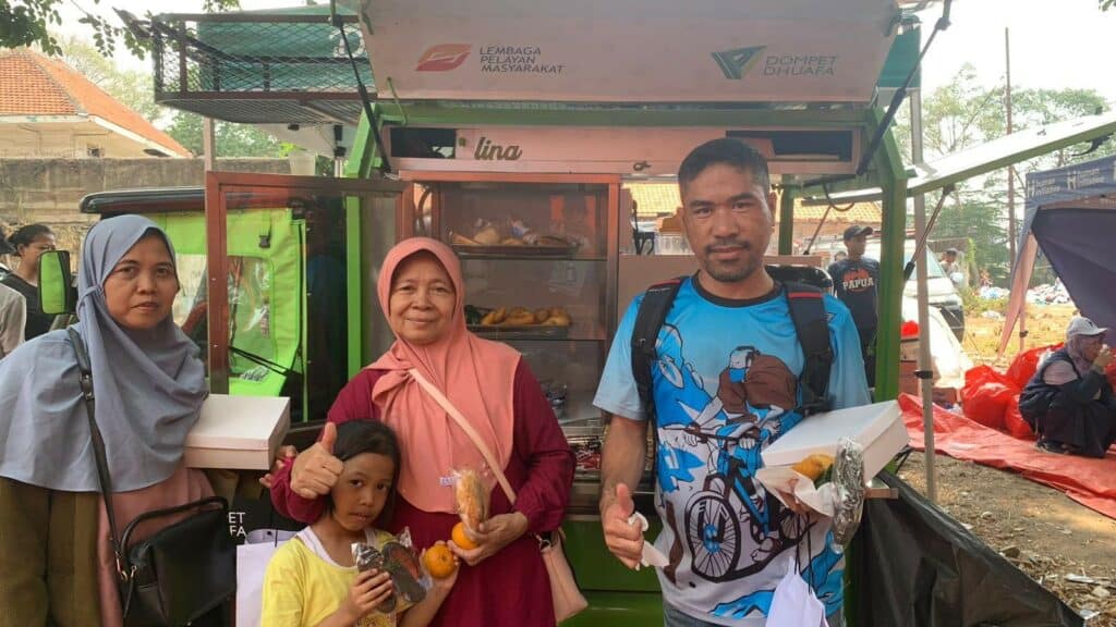 dapur keliling untuk penyintas kebakaran manggarai4 dompet dhuafa Warga menikmati kudapan sajian Dapur Keliling LPM Dompet Dhuafa di lokasi posko utama kebakaran Kampung Bali Matraman, Manggarai, Jakarta Selatan, Kamis (22/8/2024).
