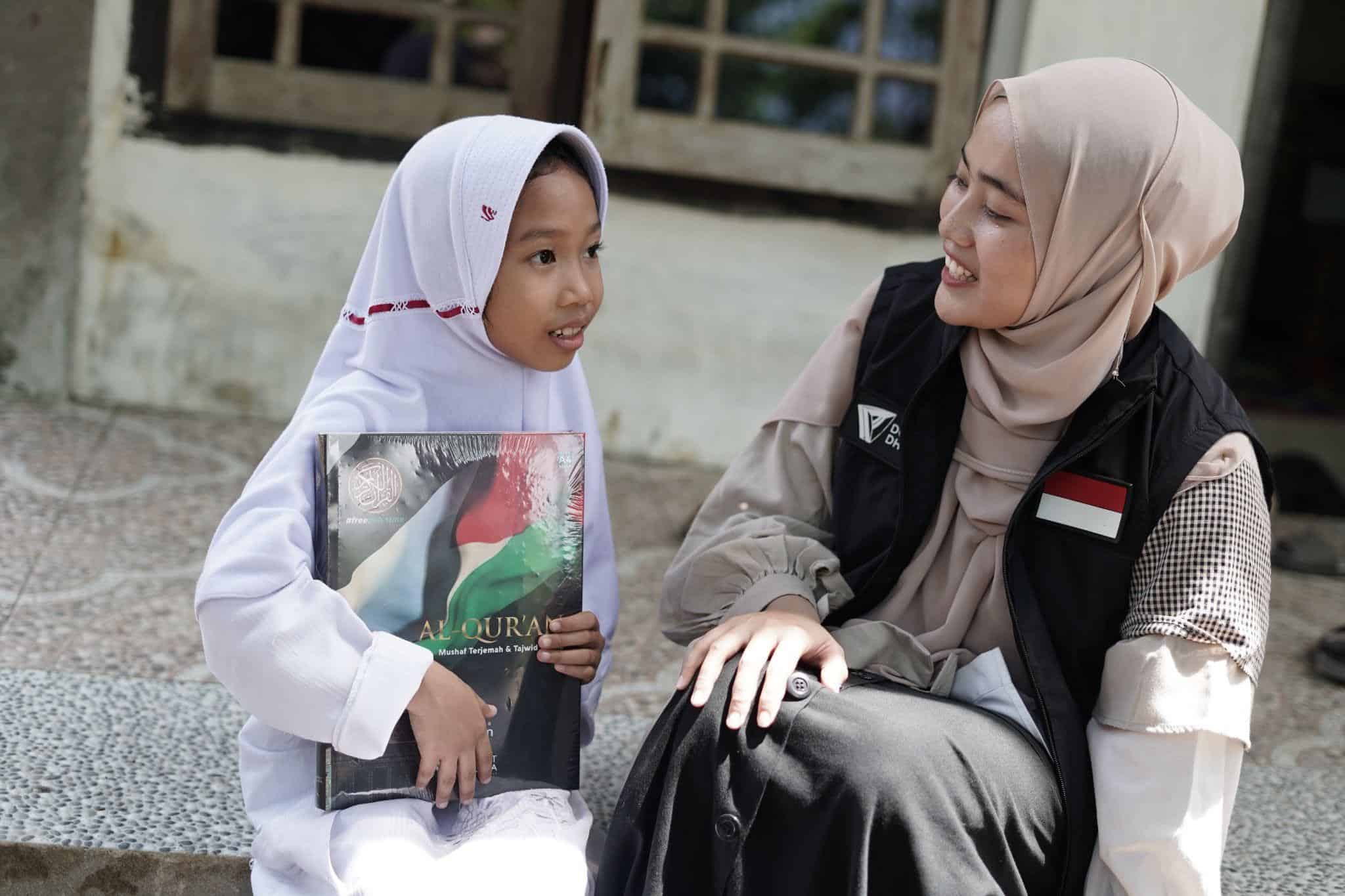 donasi alquran1 dompet dhuafa Tim Dompet Dhuafa membagikan mushaf Al-Qur’an baru kepada santri-santri TPA Nurus Salam Desa Ulak sebagai pengganti Al-Qur’an mereka yang sudah kusut.
