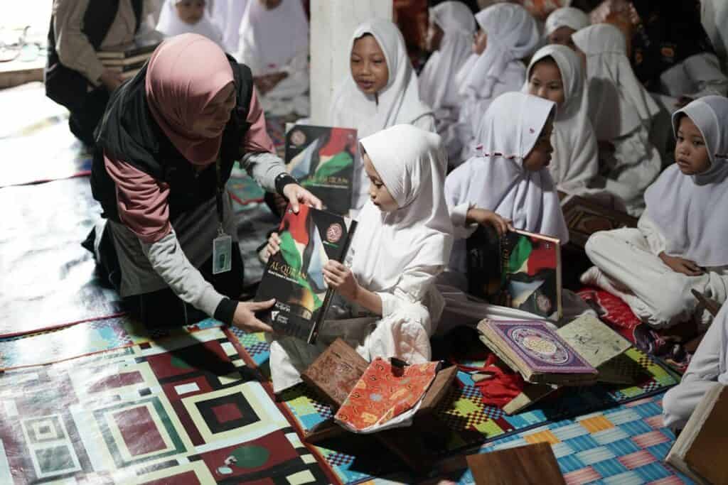 donasi alquran2 dompet dhuafa Tim Dompet Dhuafa membagikan mushaf Al-Qur’an baru kepada santri-santri TPA Nurus Salam Desa Ulak sebagai pengganti Al-Qur’an mereka yang sudah kusut.