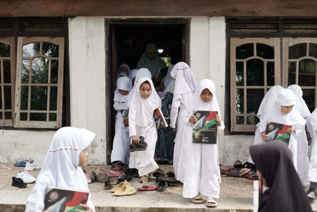 donasi alquran3 dompet dhuafa Para santri TPA Nurus Salam pulang dari kegiatan belajar mengajar dengan membawa mushaf Al-Qur’an baru pemberian dari donatur Dompet Dhuafa.