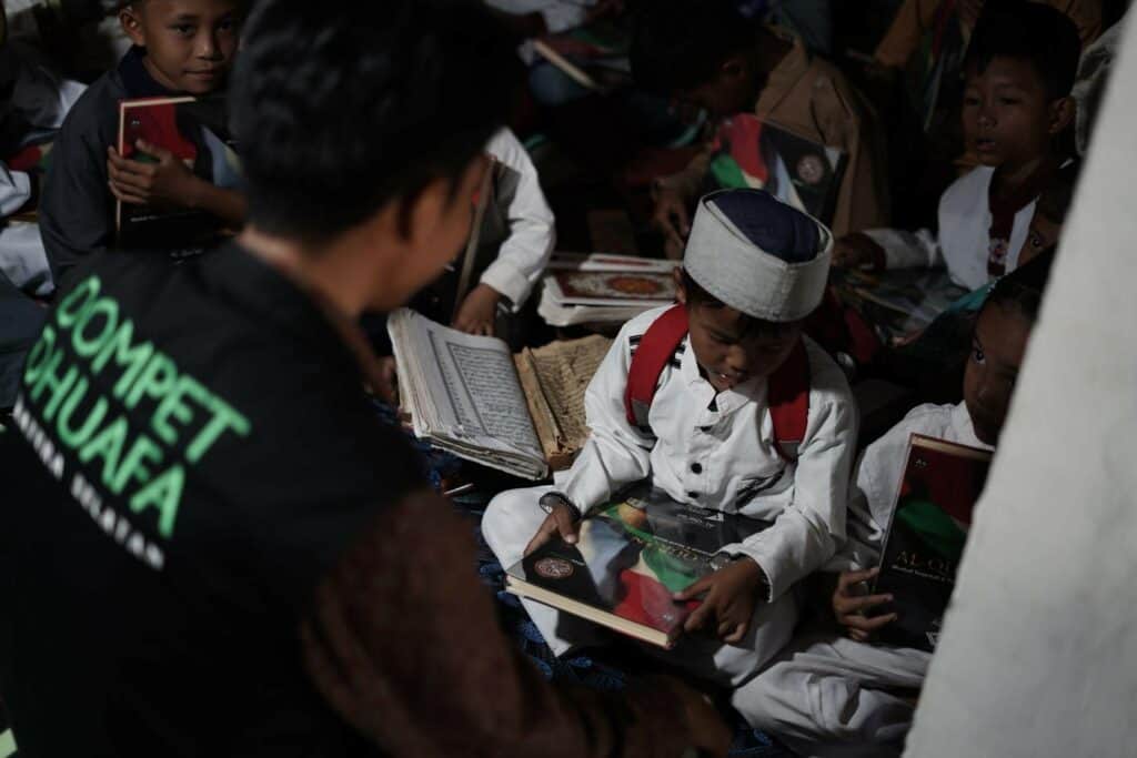 donasi alquran5 dompet dhuafa Tim Dompet Dhuafa membagikan mushaf Al-Qur’an baru kepada santri-santri TPA Nurus Salam Desa Ulak sebagai pengganti Al-Qur’an mereka yang sudah kusut.