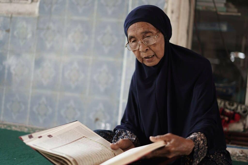 donasi alquran7 dompet dhuafa Nurma (72) merasa nyaman membaca Al-Qur’an baru pemberian dari donatur Dompet Dhuafa.