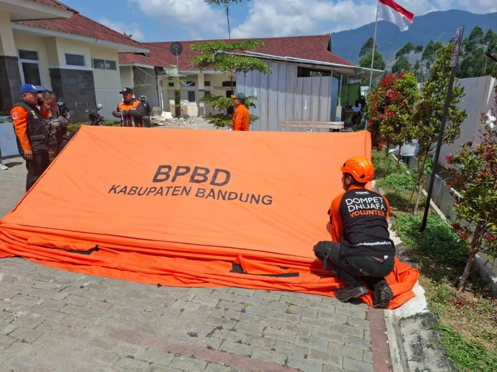 gempa bandung5 dompet dhuafa Tim Dompet Dhuafa Jawa Barat bersama BPBD Kabupaten Bandung sedang mendirikan tenda darurat.