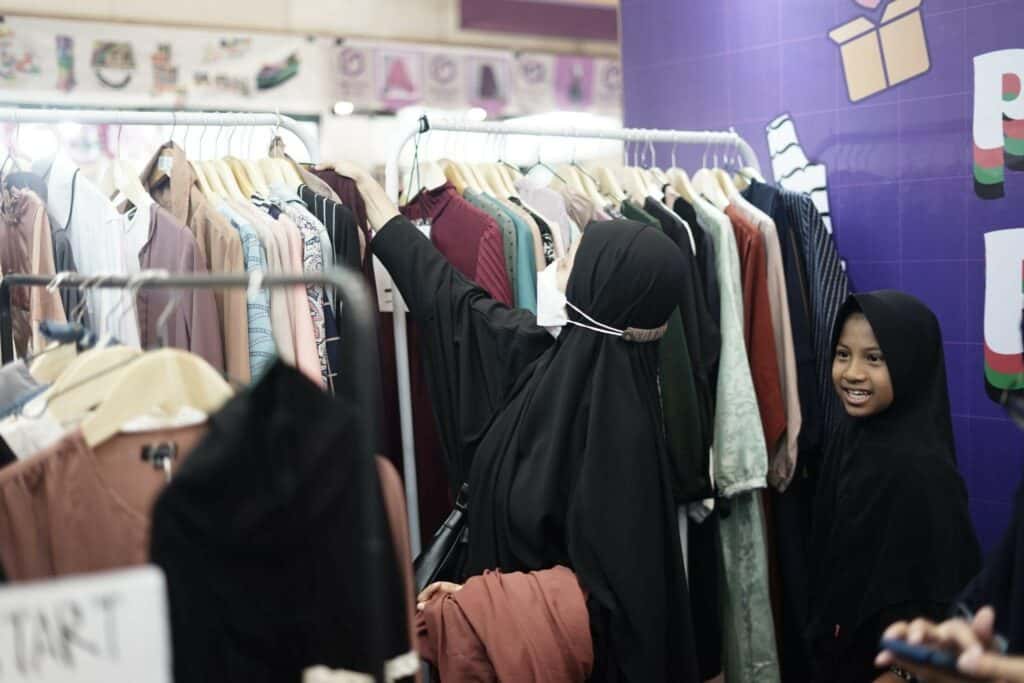 muslim fest7 dompet dhuafa Beberapa pengunjung sedang melihat beberapa pakaian di Booth Dompet Dhuafa “Preloved Palestina”.