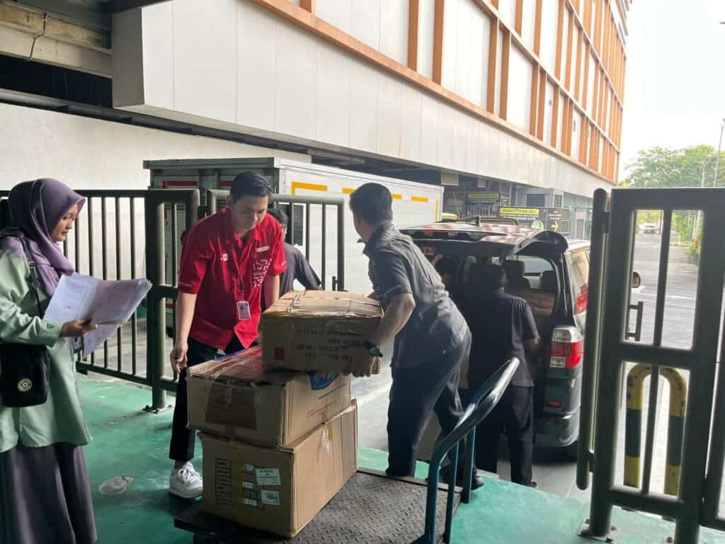 pakaian baru3 dompet dhuafa Proses pick up barang donasi donasi pakaian dari Matahari Lippo Mall Puri menuju armada Great Edunesia Dompet Dhuafa, Selasa (27/08/2024).