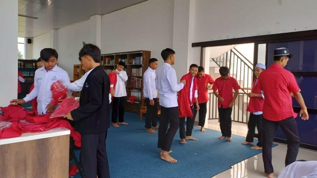 pakaian baru5 dompet dhuafa Para siswa E-Tahfiz GREAT Edunesia tampak senang dan langsung mencoba baju kemeja yang diberikan Matahari kepada mereka, Sabtu (31/08/2024).